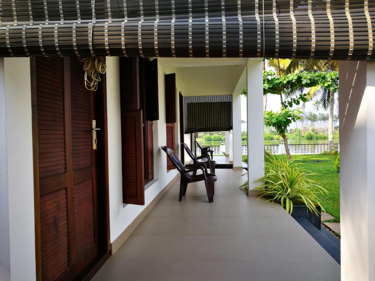 VOYE HOMES Majestic Lake&Beach Resort Varkala Paravūr Exterior foto